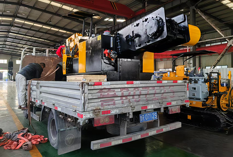 山東東達機電生產的挖掘式裝載機裝車發貨