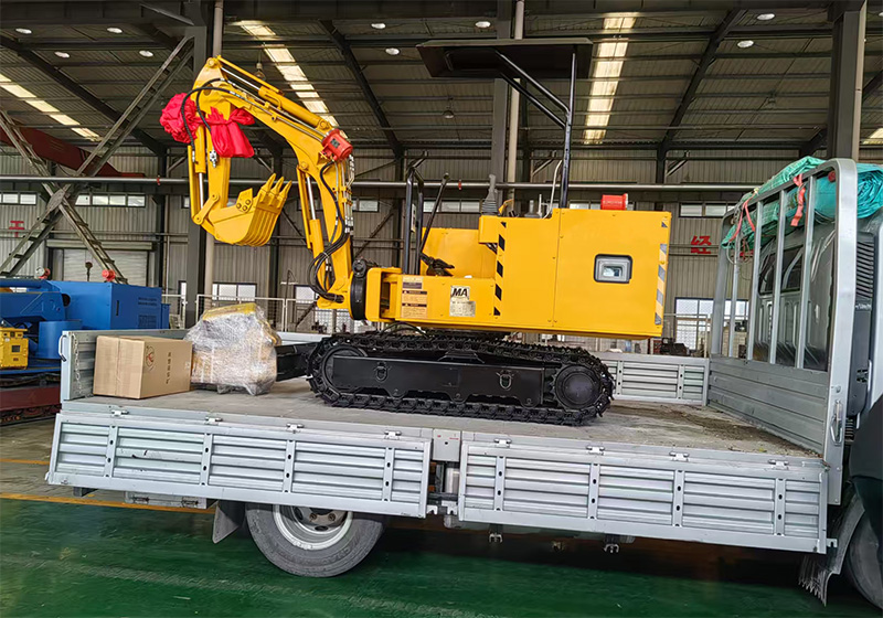 山東東達機電生產的小型礦用挖掘機裝車發貨