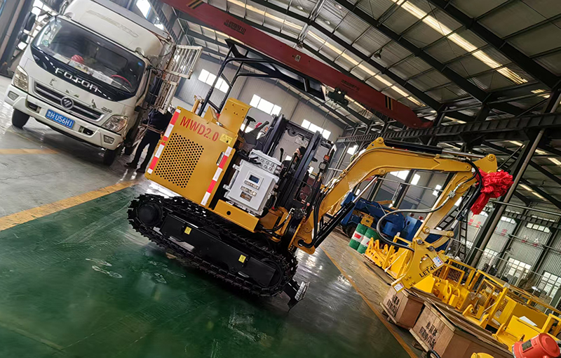 山東東達機電生產的MWD2.0型礦用小型挖掘機裝車發貨