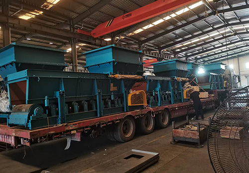 山東東達機電有限責任公司生產的12臺液壓帶式給料機啟運