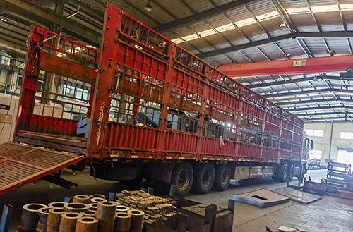 山東東達機電生產的一批鎖罐搖臺順利裝車發貨