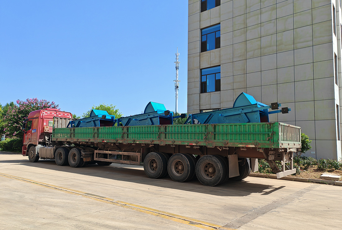 山東東達機電生產的三臺往復式給煤機裝車發貨